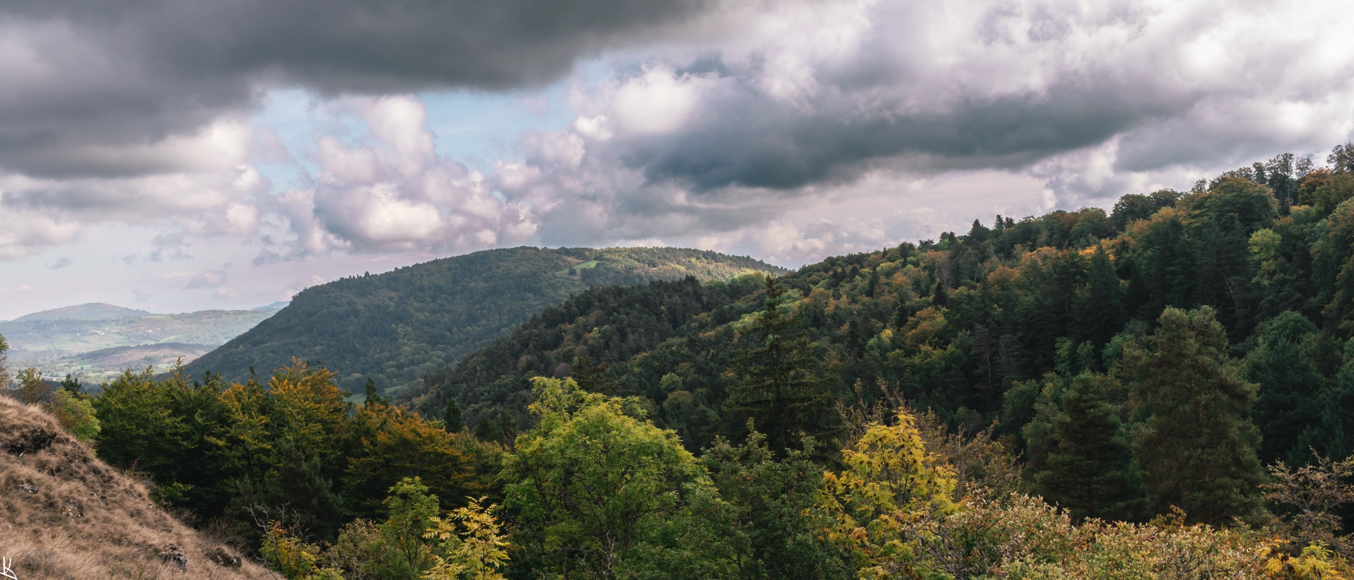 La roche des jardins-Vue vers les Puys de Bessolles et d'Olloix